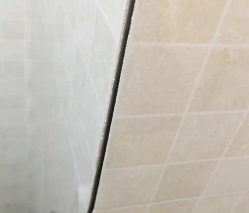 通河瓷砖空鼓维修公司分享阳台瓷砖脱落的修复过程可以分为以下几个步骤