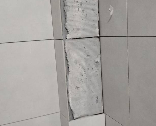 通河瓷砖空鼓维修公司分享下瓷砖施工前基层浇水润湿程度不足，可能导致以下问题