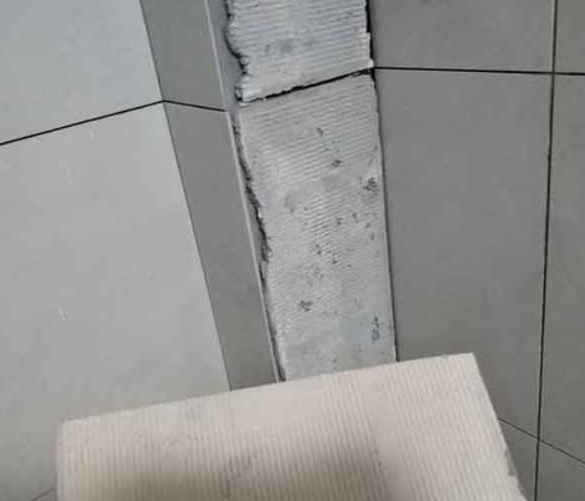 通河瓷砖空鼓维修公司分享下厨房瓷砖脱落的补救措施。